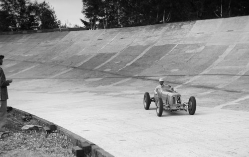 Raymond Mays' ERA on the way to second place, JCC International Trophy, Brooklands, 7 May 1938.  Artist: Bill Brunell.