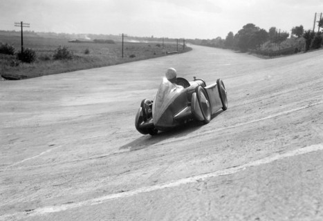 Leon Cushman's Austin 7 racer making a speed record attempt, Brooklands, 8 August 1931. Artist: Bill Brunell.