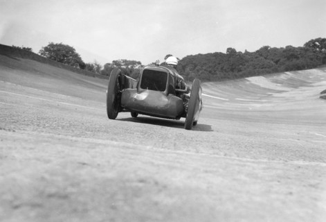 Leon Cushman's Austin 7 racer making a speed record attempt, Brooklands, 8 August 1931. Artist: Bill Brunell.