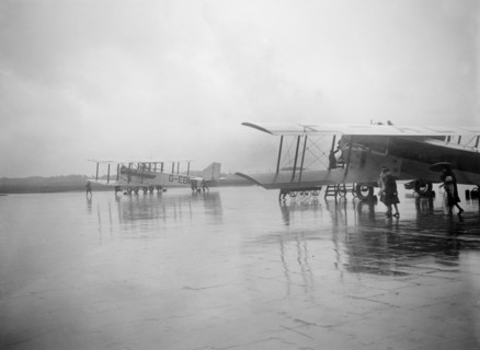Handley Page W10, Croydon Aerodrome, 25 April 1931. Artist: Bill Brunell.