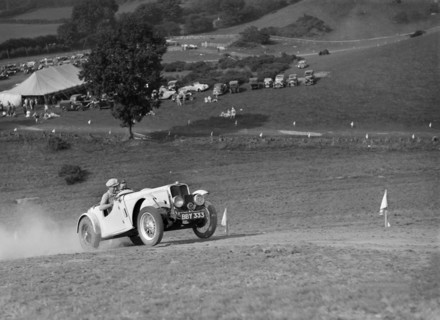 Candidi Provocatores team Singer Le Mans at the Singer CC Rushmere Hill Climb, Shropshire 1935. Artist: Bill Brunell.