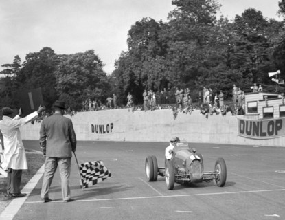 Bert Hadley's Austin winning the Imperial Trophy, Crystal Palace, 1939. Artist: Bill Brunell.