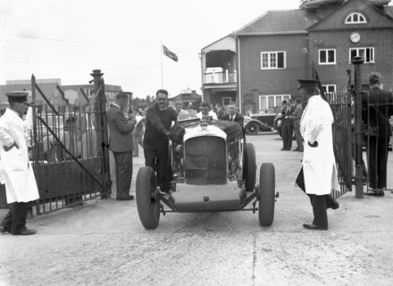 Bentley at Brooklands, 1938 or 1939. Artist: Bill Brunell.