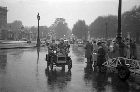 1904 Humberette on 1953 RAC Veteran Car Run London to Brighton Artist: Unknown.