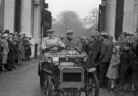 1904 Humberette on 1952 RAC Veteran Car Run London to Brighton Artist: Unknown.