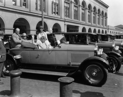 Perless 1920's with fashionable occupants Artist: Unknown.