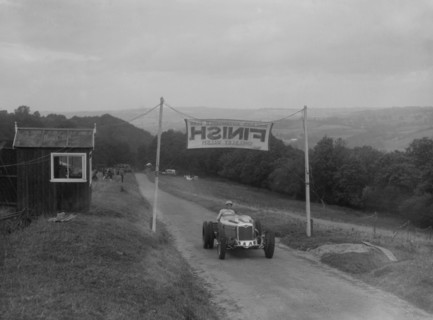 Riley finishing the Shelsley Walsh Hillclimb, Worcestershire, 1935. Artist: Bill Brunell.