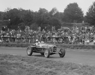 Alfa Romeo Monza of Kenneth Evans racing at Crystal Palace, London, 1939. Artist: Bill Brunell.