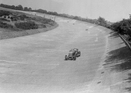 GL Baker's Minerva on Byfleet Banking, BARC meeting, Brooklands, Surrey, 1933. Artist: Bill Brunell.
