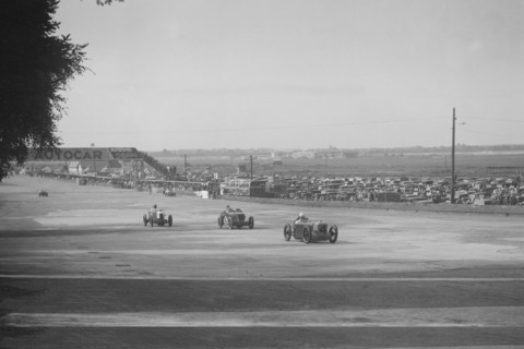'Rubber Duck', Austin 7 of LP Driscoll, leading two MG Cs, BRDC 500 Mile Race, Brooklands, 1931. Artist: Bill Brunell.