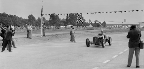 ERA R4C of Raymond Mays winning the JCC International Trophy, Brooklands, Surrey, 1937. Artist: Bill Brunell.