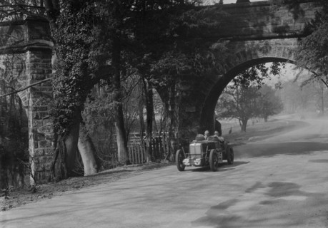 MG Midget of Eddie Hall at Starkey's Bridge, Donington Park, Leicestershire, 1933. Artist: Bill Brunell.