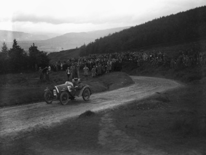 Bugatti Brescia of Raymond Mays, winner of the 1500cc class, Caerphilly Hillclimb, Wales, 1922. Artist: Bill Brunell.