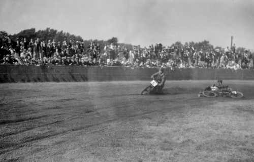 Speedway race at Lea Bridge Stadium, Leyton, London, 1928.   Artist: Bill Brunell.