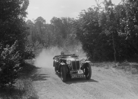 MG Magna of K Bear competing in the BOC Hill Climb, Chalfont St Peter, Buckinghamshire, 1932. Artist: Bill Brunell.