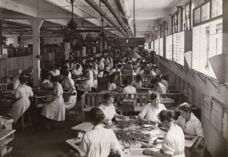 Women hand covering chocolates, Rowntree factory, York, Yorkshire, 1920. Artist: Unknown