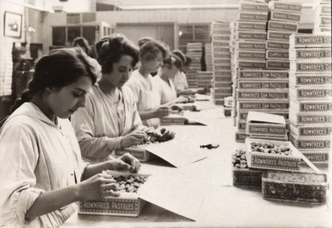 Packing Rowntree's Fruit Pastilles, York, 1920. Artist: Unknown