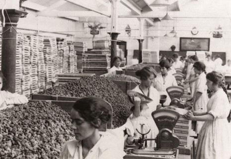 Weighing and packing Rowntree?s Fruit Pastilles, York, Yorkshire, 1923. Artist: Unknown