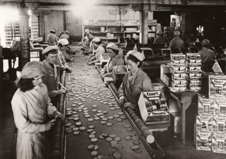 Women packing Court Biscuits,  Norwich, Caley factory, Norfolk, 1937. Artist: Unknown