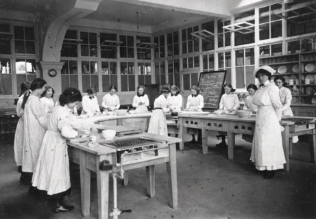 Girls domestic class, Rowntree?s factory, York, Yorkshire, 1913. Artist: Unknown