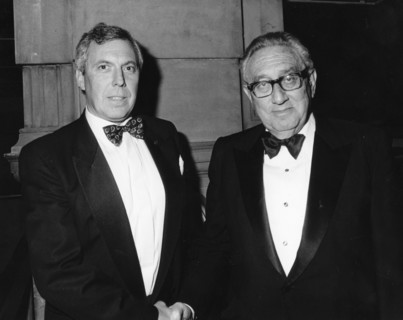 Jeremy Freedman, Chairman of Glasgow JIA, with Dr Henry Kissinger, politician and economist. Artist: Unknown
