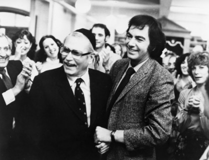 Laurence Olivier (1907-1989), British actor, and Neil Diamond (1941- ), American singer, 1980. Artist: Unknown