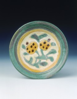 Cizhou-type saucer with pomegranate spray in polychrome glazes, Jin dynasty, China, 1115-1234. Artist: Unknown