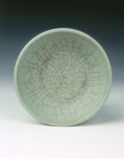 Longquan bowl with Guan type crackled celadon glaze, Southern Song dynasty, China, 13th century. Artist: Unknown