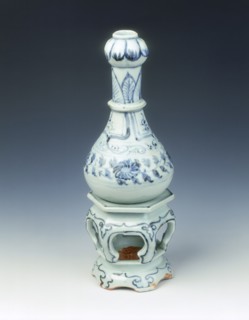 Blue and white garlic-headed vase on a hexagonal stand, Yuan dynasty, China, mid 14th century. Artist: Unknown