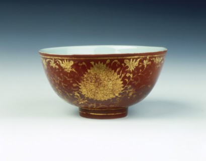 Iron red kinrande bowl with gilt floral design, Ming dynasty, China, mid 16th century. Artist: Unknown
