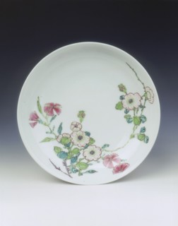 Famille rose saucer with floral sprays, Yongzheng period, Qing dynasty, China, 1723-1729. Artist: Unknown