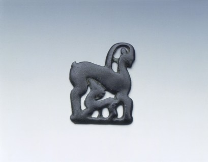 Ordos bronze plaque of she-goat and suckling kid, Eastern Zhou dynasty, China, 4th century BC. Artist: Unknown