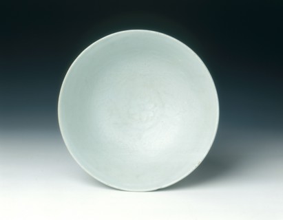 Shufu bowl with peacock amid scrolling peonies, early Ming dynasty, Hongwu period, China, 1368-1398. Artist: Unknown