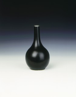 Mirror black long-necked vase, Qing dynasty, China, 18th century. Artist: Unknown