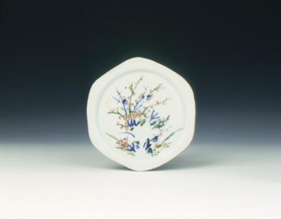 Saucer with rock and flowers, Ming dynasty, Tianqi period, China, 1621-1627. Artist: Unknown