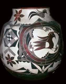 Pueblo pot with a bird design Artist: Unknown