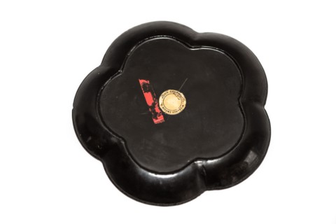 Lacquer dish with inlays, 1662-1722. Artist: Unknown.
