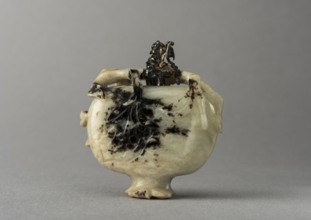 Jade snuff bottle in the form of a pomegranate, China, Qing dynasty, 1644-1911. Creator: Unknown.