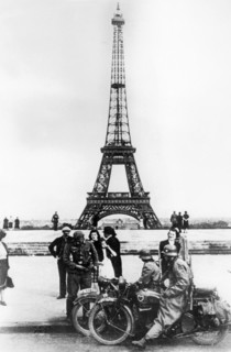 Soldats allemands devant la tour Eiffel, Paris, 1940. Paris est tombée aux mains des Allemands le