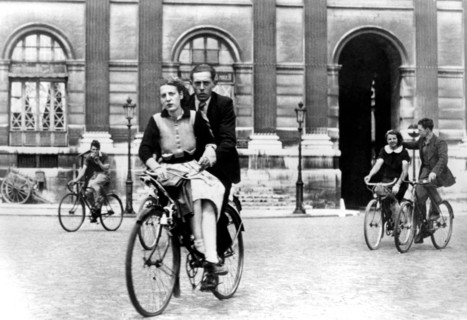 Des Parisiens se déplaçant à vélo, Paris sous occupation allemande, juillet 1940. Sous l'occupation