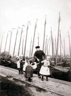 People of Marken Island, Netherlands, 1898. Artist: James Batkin