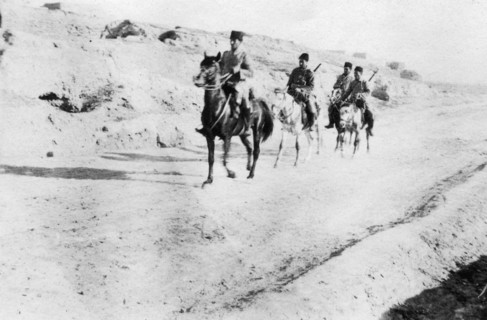 Turkish soldiers leaving Mosul, Mesopotamia, WWI, 1918. Artist: Unknown