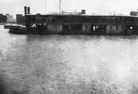 River boat on the Tigris, Mosul, Mesopotamia, 1918. Artist: Unknown
