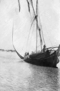 Boat setting sail on the River Tigris, Mesopotamia, 1918. Artist: Unknown