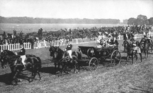 The king and queen arriving at the Leopardstown races, Dublin, July 1911, (1936). Artist: Unknown