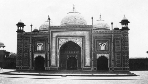 Taj Mahal mosque (or masjid), Agra, India, 1916-1917. Artist: Unknown