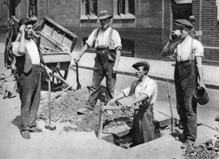 Road menders, London, 1926-1927. Artist: Unknown