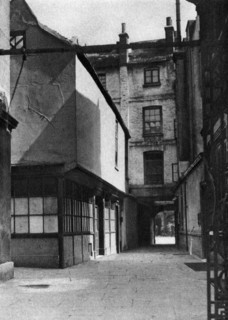 Calvert's buildings, with a courtyard typical of the old Borough High Street, London, 1926-1927.Artist: Whiffin