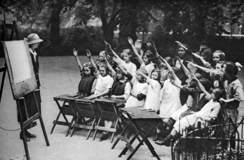 Open air class in Lincoln's Inn Fields, London, 1926-1927. Artist: Unknown