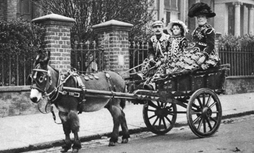 Pearly family in their donkey-drawn 'moke', London, 1926-1927. Artist: McLeish